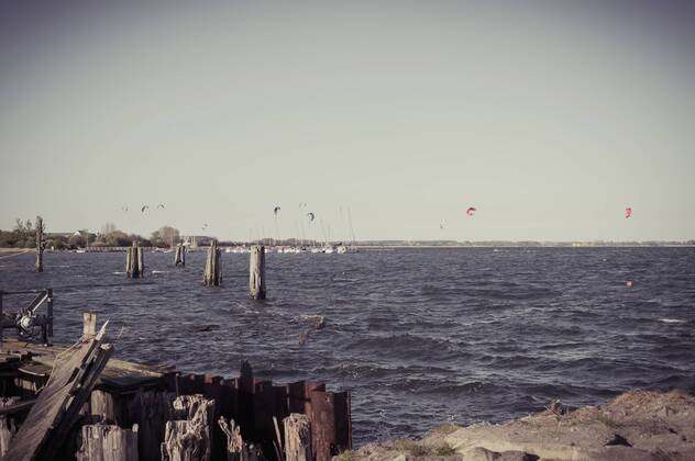 Germany, Mecklenburg-Western Pomerania, Ruegen, kitesurfer at Dranske MJF001232