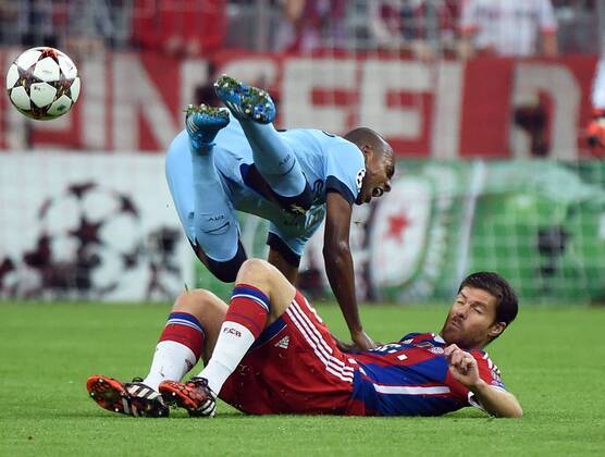 17.09.2014, xjhx, Fussball Champions League, FC Bayern München - Manchester City, v.l. Xabi Alonso (FC Bayern München), Fernandinho (Manchester City FC)