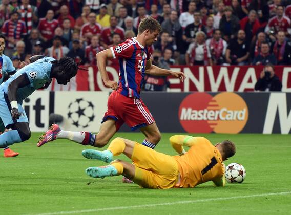 17.09.2014, xjhx, Fussball Champions League, FC Bayern München - Manchester City, v.l. Bacary Sagna (Manchester City FC), Thomas Mueller (FC Bayern München), Joe Hart (Manchester City FC)