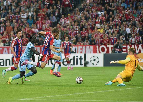17.09.2014, xjhx, Fussball Champions League, FC Bayern München - Manchester City, v.l. Bacary Sagna (Manchester City FC), Thomas Mueller (FC Bayern München), Joe Hart (Manchester City FC)
