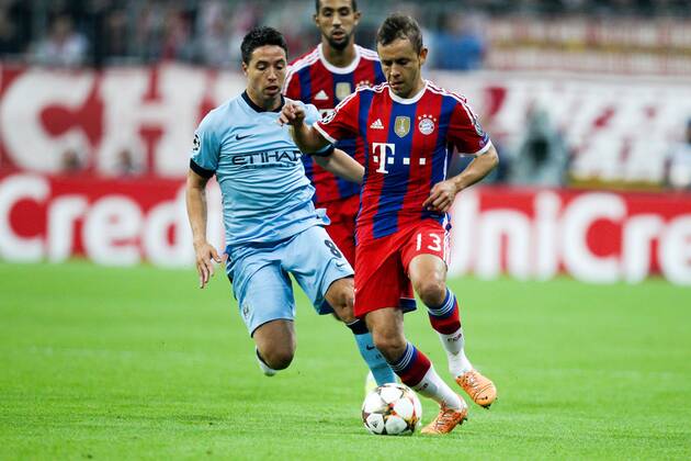 l-r: im Zweikampf, Aktion, mit Samir Nasri 8 (Manchester City) und Rafinha 13 (FC Bayern München) FC Bayern München vs. Manchester City, Fussball, Champions League, 17.9.2014 EP_ckt