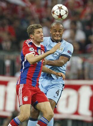 Thomas MUELLER, MÜLLER, FCB 25 im Kopfballduell mit Vincent KOMPANY, MANCITY 4 FC BAYERN München - MANCHESTER CITY , Fussball UEFA Champions League, Gruppenphase, München, 17.09.2014 CL Saison 2014 2015, FCB, München