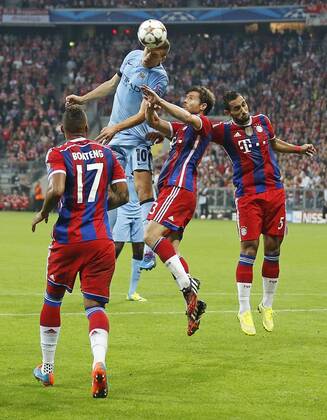 Edin DZEKO, MANCITY 10 im Kopfballduell mit Xabi ALONSO, FCB 3 Mehdi BENATIA, FCB 5 FC BAYERN München - MANCHESTER CITY , Fussball UEFA Champions League, Gruppenphase, München, 17.09.2014 CL Saison 2014 2015, FCB, München