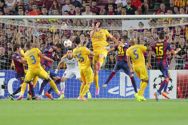 BARCELONA, Spain: Gerard Pique trifft gegen Torwart Urko - Champions League, FC Barcelona vs. APOEL Nicosia. 