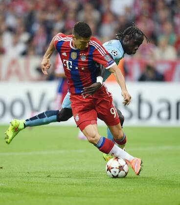 FUSSBALL CHAMPIONS LEAGUE SAISON 2014 2015 Vorrunde FC Bayern München - Manchester City 17.09.2014 Robert Lewandowski (FC Bayern München) gegen Bacary Sagna (Manchester City) 