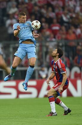 FUSSBALL CHAMPIONS LEAGUE SAISON 2014 2015 Vorrunde FC Bayern München - Manchester City 17.09.2014 Edin Dzeko (Manchester City) gegen Xabi Alonso (FC Bayern München) 
