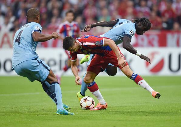 FUSSBALL CHAMPIONS LEAGUE SAISON 2014 2015 Vorrunde FC Bayern München - Manchester City 17.09.2014 Vincent Kompany (Manchester City), Robert Lewandowski (FC Bayern München) und Bacary Sagna (rechts Manchester City) 