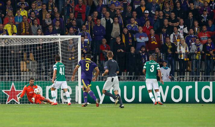 SOCCER - CL, Maribor vs Sporting MARIBOR,SLOVENIA,17.SEP.14 - SOCCER - UEFA Champions League, group stage, NK Maribor vs Sporting Clube de Portugal. Image shows Rui Patricio, Cedric (Sporting), Marcos Tavares (Maribor) and Mauricio (Sporting). 