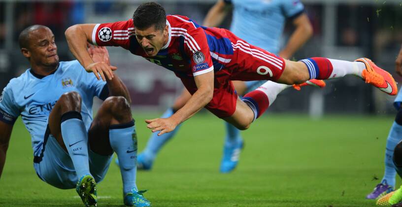 SOCCER - CL, Bayern vs Man.City MUNICH,GERMANY,17.SEP.14 - SOCCER - UEFA Champions League, group stage, FC Bayern München vs Manchester City. Image shows Vincent Kompany (Man.City) and Robert Lewandowski (Bayern). 