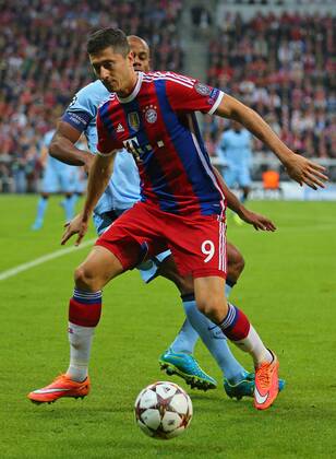 SOCCER - CL, Bayern vs Man.City MUNICH,GERMANY,17.SEP.14 - SOCCER - UEFA Champions League, group stage, FC Bayern München vs Manchester City. Image shows Robert Lewandowski (Bayern) and Vincent Kompany (Man.City). 