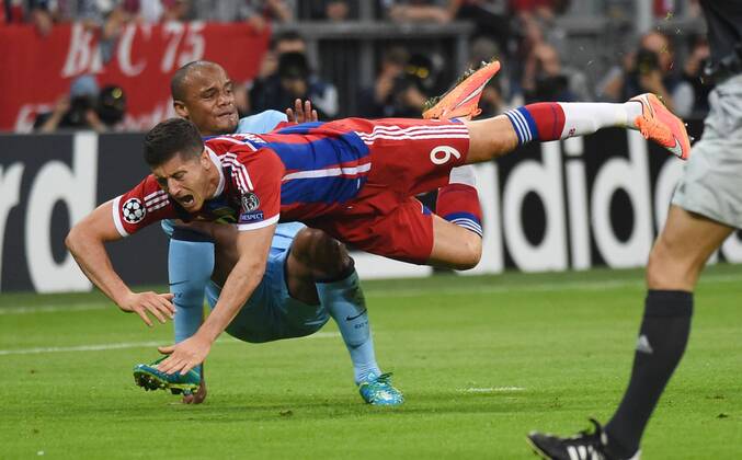 17.09.2014, Fussball, Saison 2014 15, UEFA Champions League, Vorrunde, FC Bayern München - Manchester City Robert Lewandowski (Bayern München), vorne, gegen Vincent Kompany (Manchester City)