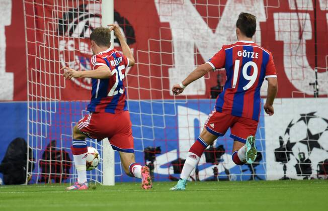 17.09.2014, Fussball, Saison 2014 15, UEFA Champions League, Vorrunde, FC Bayern München - Manchester City Thomas Mueller, Thomas Müller (Bayern München) verfehlt das Tor, rechts Mario Goetze, Mario Götze (FC Bayern München)