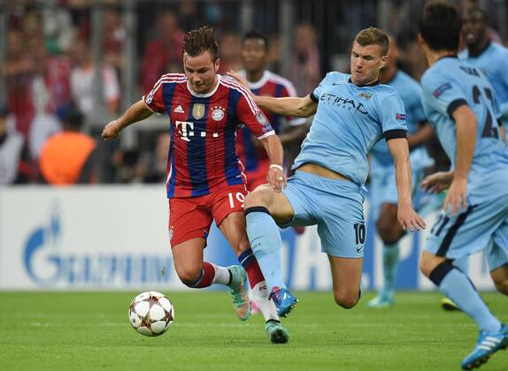 17.09.2014, Fussball, Saison 2014 15, UEFA Champions League, Vorrunde, FC Bayern München - Manchester City Mario Goetze, Mario Götze (FC Bayern München), li., gegen Edin Dzeko (Manchester City)