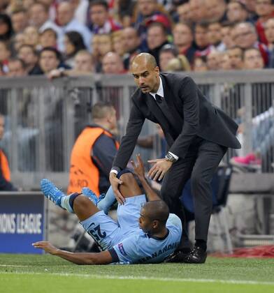 17.09.2014, Fussball Champions-League 2014 2015, Vorrunde 1.Spieltag, FC Bayern München - Manchester City, in der Allianz-Arena München. Fernandinho (Manchester City) fällt vor Trainer Pep Guardiola (Bayern München) auf den Boden. 