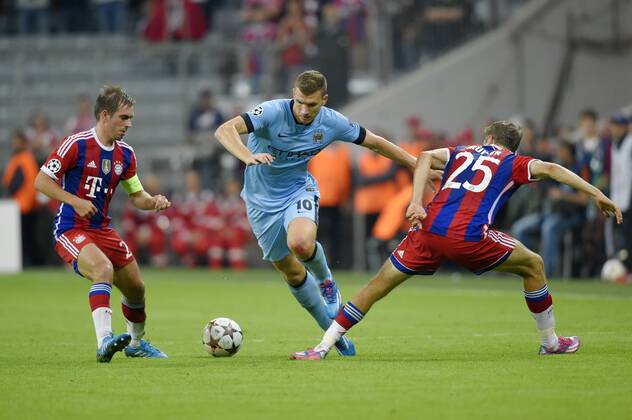 17.09.2014, Fussball Champions-League 2014 2015, Vorrunde 1.Spieltag, FC Bayern München - Manchester City, in der Allianz-Arena München. v.li: Philipp Lahm (Bayern München), Edin Dzeko (Manchester City), Thomas Müller (München). 