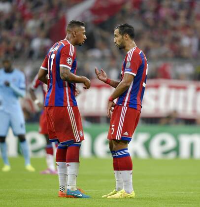 17.09.2014, Fussball Champions-League 2014 2015, Vorrunde 1.Spieltag, FC Bayern München - Manchester City, in der Allianz-Arena München. Jerome Boateng (Bayern) und Mehdi Benatia (München) besprechen sich. 