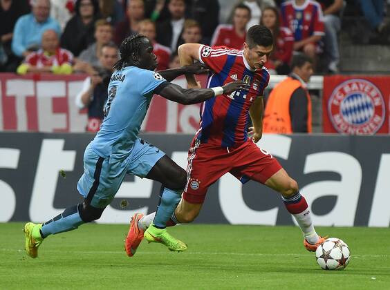 17.09.2014, xjhx, Fussball Champions League, FC Bayern München - Manchester City, v.l. Bacary Sagna (Manchester City FC), Robert Lewandowski (FC Bayern München)