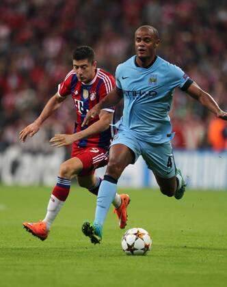 Vincent Kompany, Robert Lewandowski Aktion Spielszene Zweikampf Fußball Fussball UEFA Champions League Herren Saison 2013 2014 17.09.2014 FC Bayern München vs. Manchester City