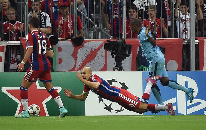 17.09.2014, xjhx, Fussball Champions League, FC Bayern München - Manchester City, v.l. Mario Goetze (FC Bayern München), Arjen Robben (FC Bayern München), Fernandinho (Manchester City FC)