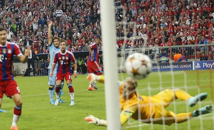 Jerome BOATENG (FCB 17) Torschuss, schiesst das Tor zum 1-0 FC BAYERN München - MANCHESTER CITY , Fussball UEFA Champions League, Gruppenphase, München, 17.09.2014 CL Saison 2014 2015, FCB, München