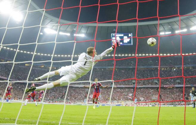 Manuel NEUER, FCB 1 wehrt den Ball ab, fängt, fangen, festhalten, Aktion, Einzelbild, Freisteller, Reaktion, Faustabwehr, Fausten FC BAYERN München - MANCHESTER CITY 1-0 , Fussball UEFA Champions League, Gruppenphase, München, 17.09.2014 CL Saison 2014 2015, FCB, München