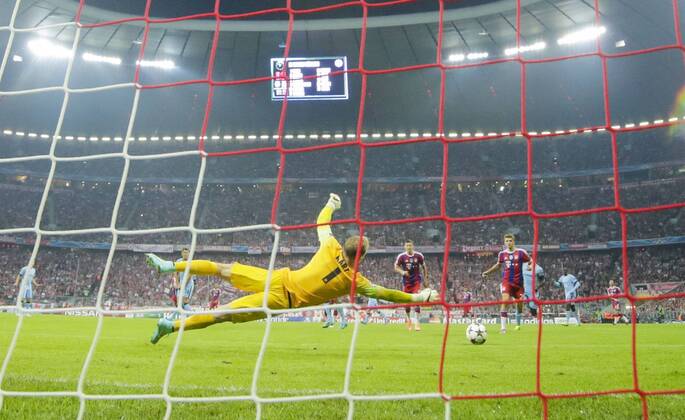 Joe HART, MANCITY 1wehrt den Ball ab, fängt, fangen, festhalten, Aktion, Einzelbild, Freisteller, Reaktion, Faustabwehr, Fausten FC BAYERN München - MANCHESTER CITY 1-0 , Fussball UEFA Champions League, Gruppenphase, München, 17.09.2014 CL Saison 2014 2015, FCB, München