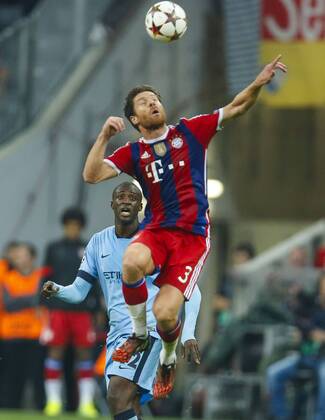 Xabi ALONSO, FCB 3 im Kopfballduell FC BAYERN München - MANCHESTER CITY 1-0 , Fussball UEFA Champions League, Gruppenphase, München, 17.09.2014 CL Saison 2014 2015, FCB, München