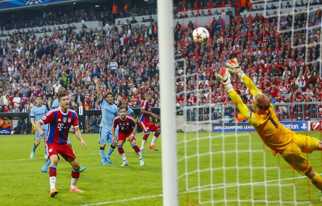 Jerome BOATENG (FCB 17) Torschuss, schiesst das Tor zum 1-0 gegen Joe HART, MANCITY 1 FC BAYERN München - MANCHESTER CITY 1-0 , Fussball UEFA Champions League, Gruppenphase, München, 17.09.2014 CL Saison 2014 2015, FCB, München