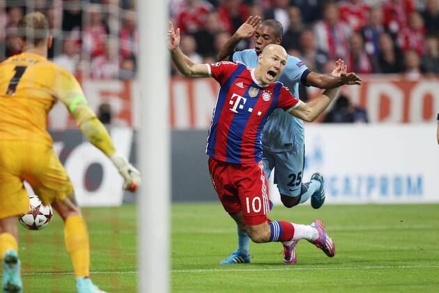 l-r: Joe Hart 1 (Manchester City), Foul an Arjen Robben 10 (FC Bayern München) von Fernandinho 25 (Manchester City) FC Bayern München vs. Manchester City, Fussball, Champions League, 17.9.2014, EP_CKT