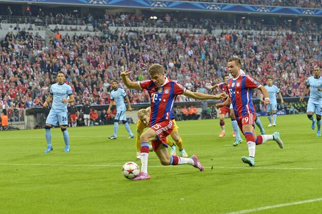 17.09.2014, Fussball Champions-League 2014 2015, Vorrunde 1.Spieltag, FC Bayern München - Manchester City, in der Allianz-Arena München. v.l. Torwart Joe Hart (Manchester City) gegen Thomas Müller (München) 