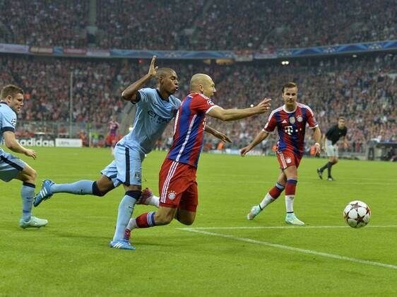 17.09.2014, Fussball Champions-League 2014 2015, Vorrunde 1.Spieltag, FC Bayern München - Manchester City, in der Allianz-Arena München. v.l. Fernandinho (Manchester City) hält Arjen Robben (Bayern München) fest. 