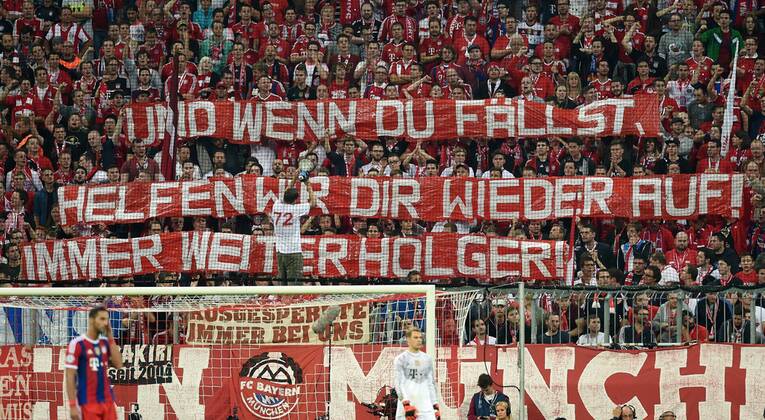 FUSSBALL CHAMPIONS LEAGUE SAISON 2014 2015 Vorrunde FC Bayern München - Manchester City 17.09.2014 FC Bayern Fans in der Südkurve der Allianz Arena machen Holger Badstuber (FC Bayern München) nach seiner erneuten Verletzung Mut; Und wenn du faellst, helfen wir die wieder Auf! Immer weiter Holger! 