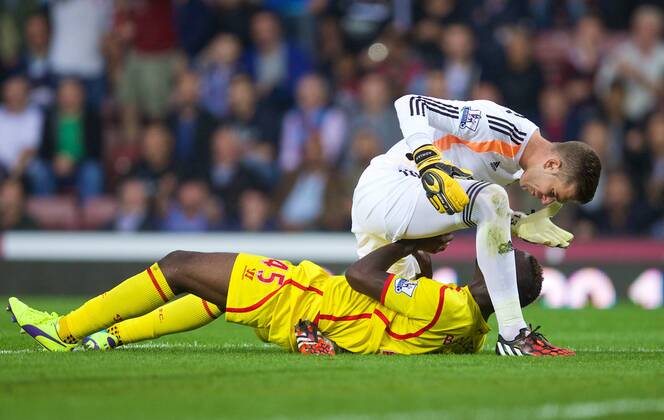 PROPAGANDA20140920 Football - soccer: Barclays Premier League, West Ham United FC - Liverpool FC, Liverpool s Mario Balotelli in action against West Ham United s goalkeeper Adrian during the Premier League match at Upton Park. (Hinweis: Verwendung nur in Deutschland, Österreich oder Schweiz - only Germany, Austria and Switzerland) xHOCHxZWEIx xPropagandax 