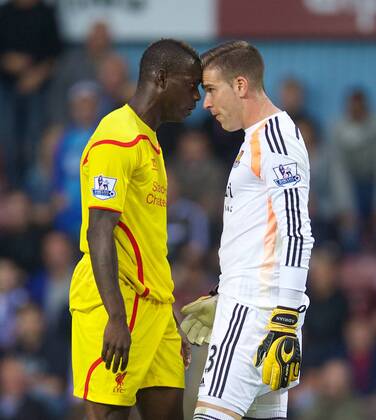 PROPAGANDA20140920 Football - soccer: Barclays Premier League, West Ham United FC - Liverpool FC, Liverpool s Mario Balotelli in action against West Ham United s goalkeeper Adrian during the Premier League match at Upton Park. (Hinweis: Verwendung nur in Deutschland, Österreich oder Schweiz - only Germany, Austria and Switzerland) xHOCHxZWEIx xPropagandax 