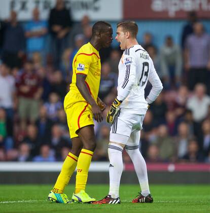 PROPAGANDA20140920 Football - soccer: Barclays Premier League, West Ham United FC - Liverpool FC, Liverpool s Mario Balotelli in action against West Ham United s goalkeeper Adrian during the Premier League match at Upton Park. (Hinweis: Verwendung nur in Deutschland, Österreich oder Schweiz - only Germany, Austria and Switzerland) xHOCHxZWEIx xPropagandax 