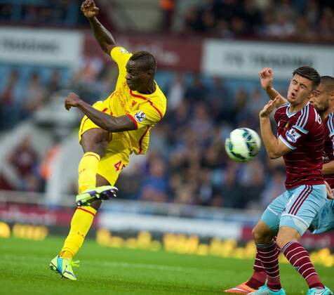 PROPAGANDA20140920 Football - soccer: Barclays Premier League, West Ham United FC - Liverpool FC, Liverpool s Mario Balotelli in action against West Ham United during the Premier League match at Upton Park. (Hinweis: Verwendung nur in Deutschland, Österreich oder Schweiz - only Germany, Austria and Switzerland) xHOCHxZWEIx xPropagandax 