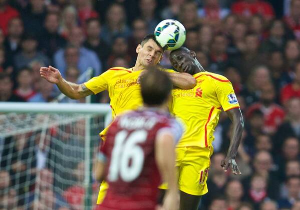 PROPAGANDA20140920 Football - soccer: Barclays Premier League, West Ham United FC - Liverpool FC, Liverpool s Dejan Lovren clashes with Mamadou Sakho against West Ham United during the Premier League match at Upton Park. (Hinweis: Verwendung nur in Deutschland, Österreich oder Schweiz - only Germany, Austria and Switzerland) xHOCHxZWEIx xPropagandax 