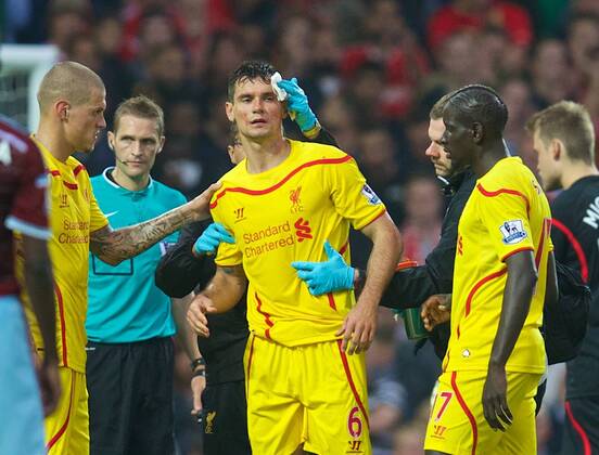 PROPAGANDA20140920 Football - soccer: Barclays Premier League, West Ham United FC - Liverpool FC, Liverpool s Dejan Lovren is treated for a head injury against West Ham United during the Premier League match at Upton Park. (Hinweis: Verwendung nur in Deutschland, Österreich oder Schweiz - only Germany, Austria and Switzerland) xHOCHxZWEIx xPropagandax 