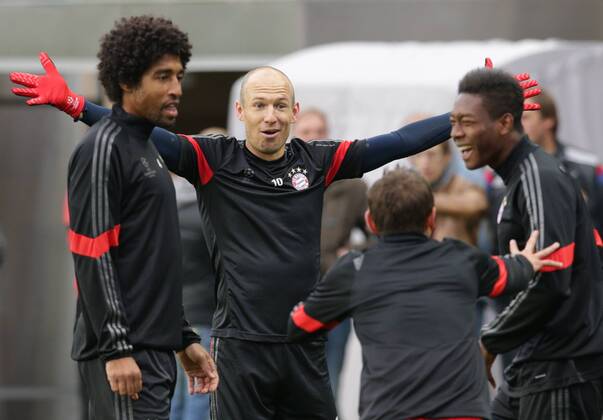 ITAR-TASS: MOSCOW. SEPTEMBER 29, 2014. FC Bayern Munich players Dante, Arjen Robben, and David Alaba (L-R) during a training session ahead of their UEFA Champions League Group E football match.  Aufmacher kurios Komik RE150834