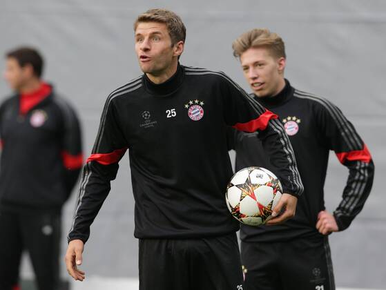 ITAR-TASS: MOSCOW. SEPTEMBER 29, 2014. FC Bayern Munich players Thomas Muller and Philipp Lahm (L-R) during a training session ahead of their UEFA Champions League Group E football match.  RE150833