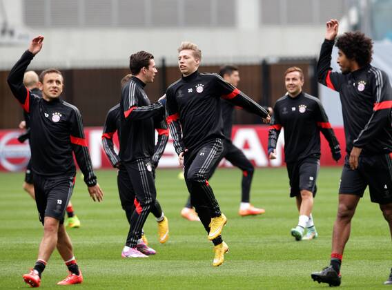 ITAR-TASS: MOSCOW. SEPTEMBER 29, 2014. FC Bayern MÃ¼nchen s defenders Rafinha (L) Dante (R) and forward Mitchell Weiser (C) training ahead of a 2014 15 Season UEFA Champions League Group E football match.  RE15083E