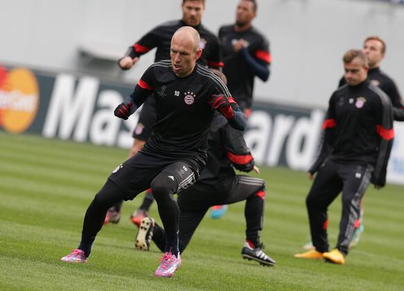 ITAR-TASS: MOSCOW. SEPTEMBER 29, 2014. FC Bayern MÃ¼nchen s midfielder Arjen Robben (front) training ahead of a 2014 15 Season UEFA Champions League Group E football match.  RE150841