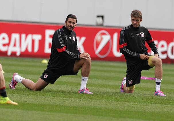 ITAR-TASS: MOSCOW. SEPTEMBER 29, 2014. FC Bayern MÃ¼nchen s forwards Claudio Pizarro (L) and Thomas Mueller stretching during a training session ahead of a 2014 15 Season UEFA Champions League Group E football match.  RE150842