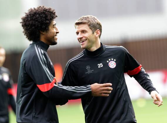 ITAR-TASS: MOSCOW. SEPTEMBER 29, 2014. FC Bayern MÃ¼nchen s defender Dante (L) and forward Thomas Mueller talking during a training session ahead of a 2014 15 Season UEFA Champions League Group E football match.  RE150844