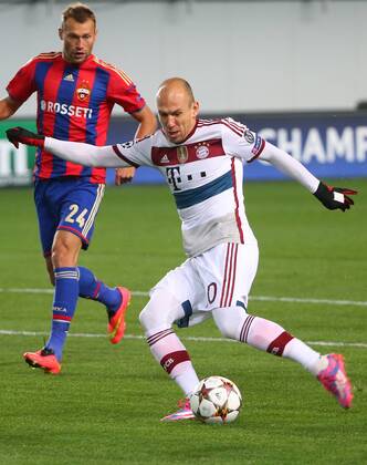 ITAR-TASS: MOSCOW REGION, RUSSIA. SEPTEMBER 30, 2014. CSKA s Vasily Berezutsky (L) and Bayern Munich s Arjen Robben fight for the ball in their 2014 15 Season UEGA Champions League Group E football match at Arena Khimki Stadium.  RE1509CE