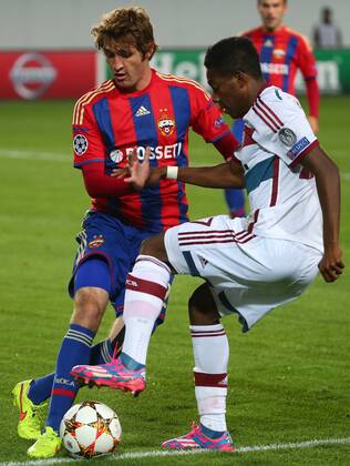 ITAR-TASS: MOSCOW REGION, RUSSIA. SEPTEMBER 30, 2014. CSKA s Mario Fernandes (L) and Bayern Munich s David Alaba fight for the ball in their 2014 15 Season UEFA Champions League Group E football match at Arena Khimki Stadium.  RE1509D2