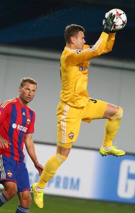 ITAR-TASS: MOSCOW REGION, RUSSIA. SEPTEMBER 30, 2014. CSKA s Vasily Berezutsky (L) looks on as goalkeeper Igor Akindeev makes a save in their 2014 15 Season UEFA Champions League Group E football match against Bayern Munich at Arena Khimki Stadium.  RE1509D5