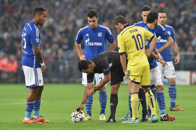 Fußball Champions League Gruppenphase Schalke 04 - NK Maribor am 30.09.2014 in der Veltins Arena in Gelsenkirchen FIFA-Schiedsrichter Carlos Velasco Carballo ( Spanien ) sprüht Freistoßspray