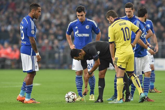 Fußball Champions League Gruppenphase Schalke 04 - NK Maribor am 30.09.2014 in der Veltins Arena in Gelsenkirchen FIFA-Schiedsrichter Carlos Velasco Carballo ( Spanien ) sprüht Freistoßspray