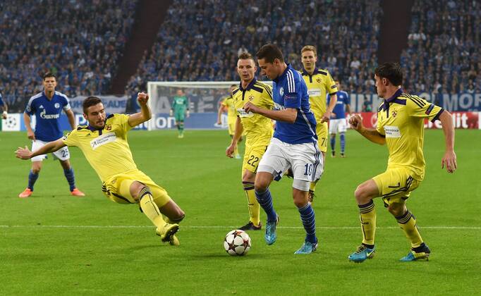 30.09.2014, Fussball, Saison 2014 15, UEFA Champions League, Vorrunde, FC Schalke 04 - NK Maribor Julian Draxler (Schalke 04), mi., gegen Aleksander Rajcevic (NK Maribor), li., und Ales Mejac (NK Maribor)